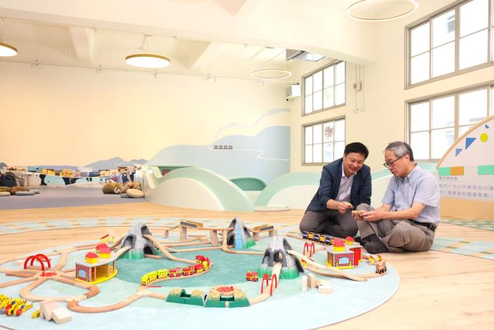 親子空間以「跟著小火車一起旅行吧！」為主題，讓孩子們可以運用積木火車打造自己的鐵道風景，或是跟隨鐵道相關繪本書籍開啟一場奇幻之旅。