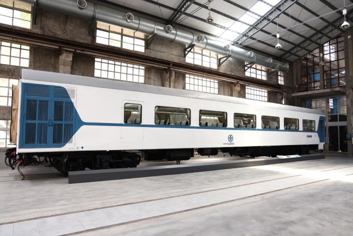 在柴電工場展區陳列的莒光號車廂，復原1970年新車初次亮相的藍白配色外觀，復古而高雅的車廂設計，引領民眾回到臺灣鐵道1970年代開始飛躍性變革的時代。