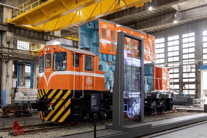 柴電劇場「柴電機車的運作」，結合實體車輛及動畫，讓觀眾深入了解驅使S212柴電機車運行的引擎、主發電機、牽引馬達等內部構件，環環相扣的運轉原理。
