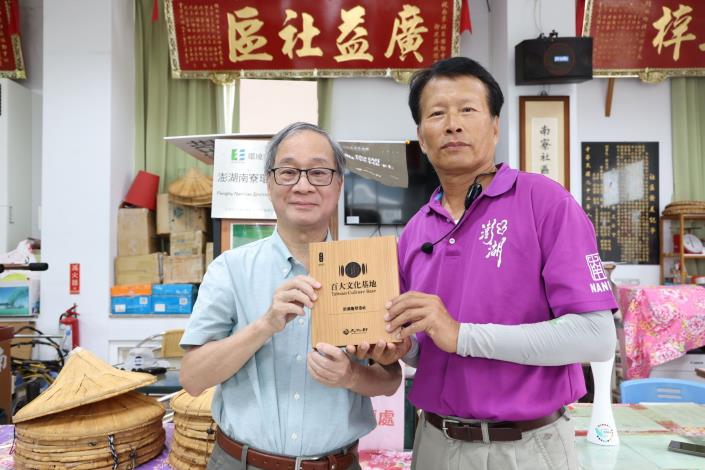 文化部長李遠（左）走訪被選為百大文化基地的澎湖龜壁港社，南寮社區（龜壁港社）發展協會理事長陳有擇（右）介紹社區營造工作，龜壁港社擁有近400年歷史，保有許多傳統農作生活樣貌。