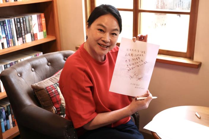 《桂花巷》女主角陸小芬在沿菊書店寫下「澎湖是我第二個家」的詩，有4部電影在澎湖拍攝，她表示，「與澎湖同光合塵，原來初心就可以有家」。