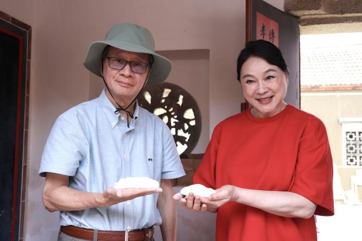 文化部長李遠（左）及《桂花巷》女主角陸小芬在蔡廷蘭進士第體驗澎湖特有的「菜繭」，為冬至拜拜的主要祭品，口味有包著肉、高麗菜、香菇、蝦皮的鹹口味，以及花生粒、糖的甜口味，通常做成元寶造型，也可捏成「雞母狗仔」的可愛造型。