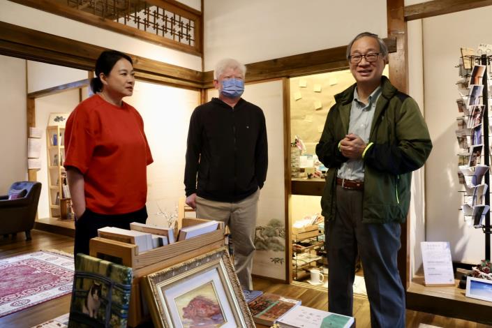 文化部長李遠（右）、電影《桂花巷》女主角陸小芬（左）參觀獲選文化部「百大文化基地」的沿菊書店，沿菊書店負責人高世澤（中）介紹書店空間。