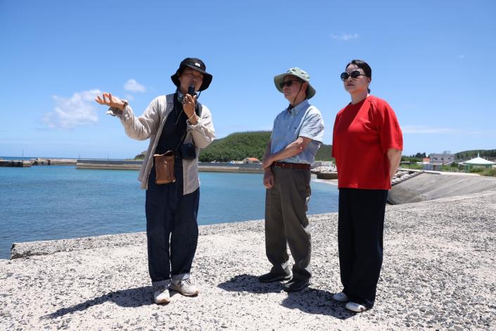 望安花宅聚落負責人曾依苓（左）向文化部長李遠（中）、《桂花巷》女主角陸小芬（右）解說，「花宅」因為地勢如同花朵而被命名，獲指定為「重要聚落建築群」的花宅，至今仍保留許多結構完整的厝屋、廟宇、牛舍、水井等。