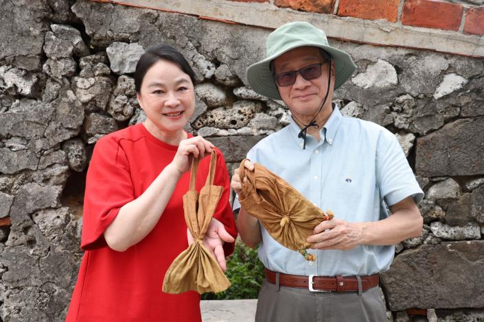 文化部長李遠（右）與《桂花巷》女主角陸小芬（左）於澎湖望安花宅聚落體驗利用望安島上的土來做的「土染」作品。