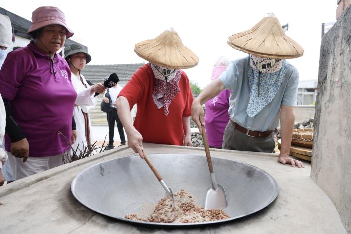 文化部長李遠（右）與《桂花巷》女主角陸小芬（中），體驗傳統的「魚灶海沙炒土豆」活動，完整體驗社區婦女的生活。