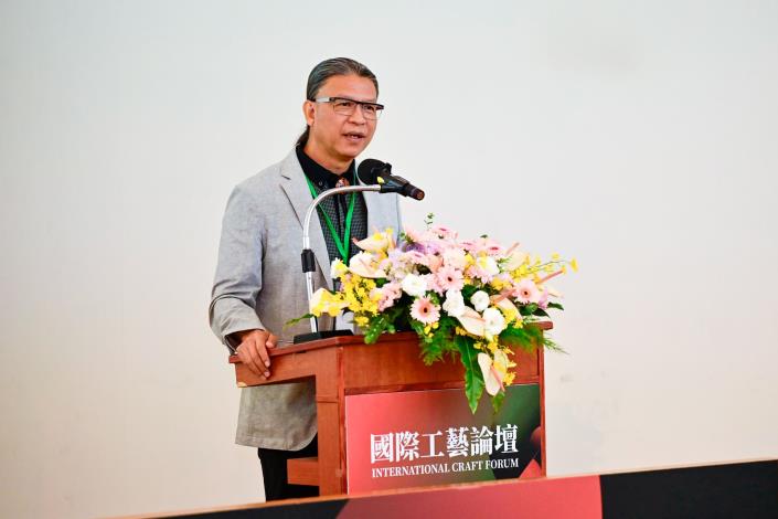 工藝中心陳殿禮主任表示本次論壇邀集國內外頂尖專家、學者與資深工藝從業者，透過專題演講與深度對談，共同探究工藝、文化與生活的連結，並從「慢活」價值出發，思索工藝如何融入當代日常，發展成每個人獨特的「工藝漫活藝術」。