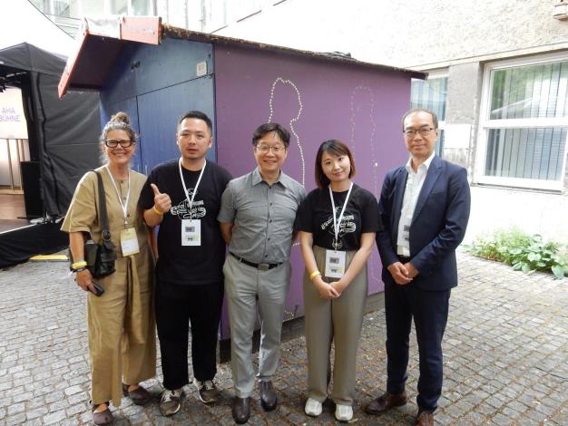 （右起）慕尼黑辦事處處長趙彥清、狠劇場團隊執行製作陳以臻、製作人洪珷、駐德文化組秘書袁光大、國際顧問Sasha Dees等合影（駐德文化組提供）