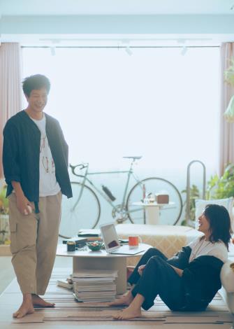 劉若英、薛仕凌主演的新片《我們意外的勇氣》取材導演游紹翔的個人生命經驗，描述演藝圈幕後工作人員的戀情。（紐約亞洲影展提供）