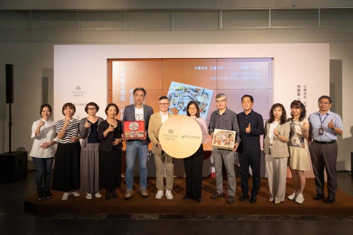 國美館長陳貺怡(右6)、老爺集團執行長沈方正(左6)、大毅集團董事長林隆深(左5)等貴賓大合照。