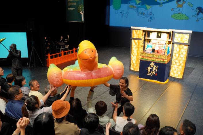 雷音劇坊演出《青瞑的龍蛇無青瞑》和現場觀眾熱烈互動