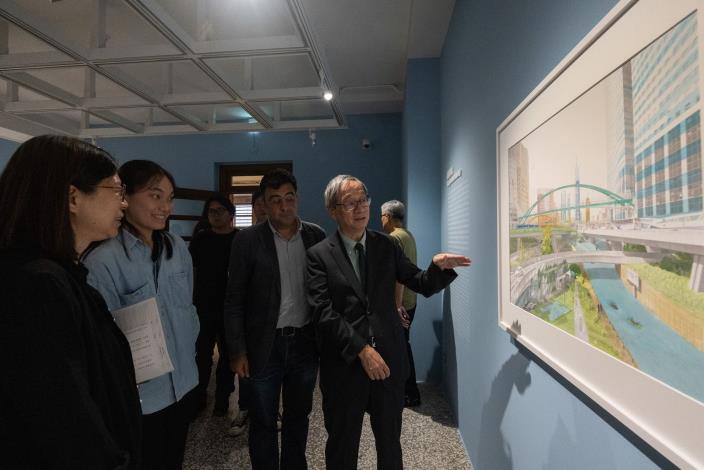 法國參展藝術家弗雷德里克．德朗格（Frédéric_Delangle）創作的〈巴黎一臺北〉為《巴黎一世界》系列作品之一，文化部長李遠（右1）與共同創作的臺灣藝術家郭品彤（左2）交流彼此印