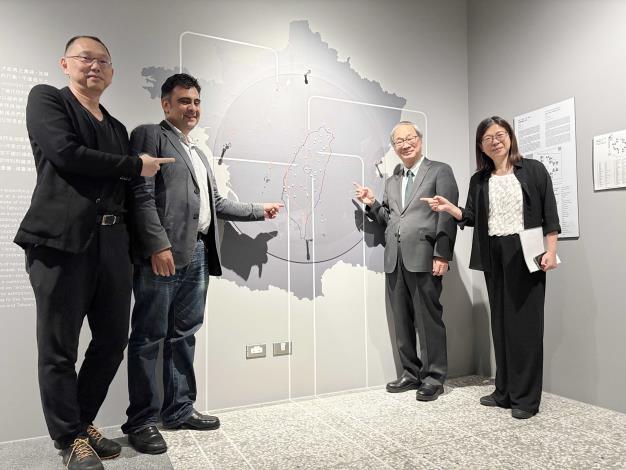 文化部長李遠（右二）、國立臺灣美術館長陳貺怡（右一）、協同策展人余白(Hubert_Kilian)（左二）、參展藝術家姚瑞中（左一）於展場合影。