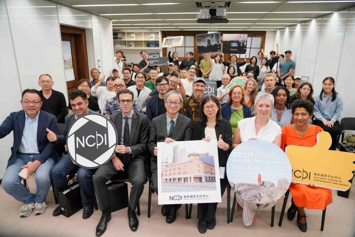 「虛空之境：當代攝影中的領土與都市凝視」由法國攝影學者赫法耶‧蓓朵(Raphaële_Bertho)擔綱策展人，選展19位攝影及影像藝術家。文化部長李遠（前排左4）今出席展覽開幕式，邀請民