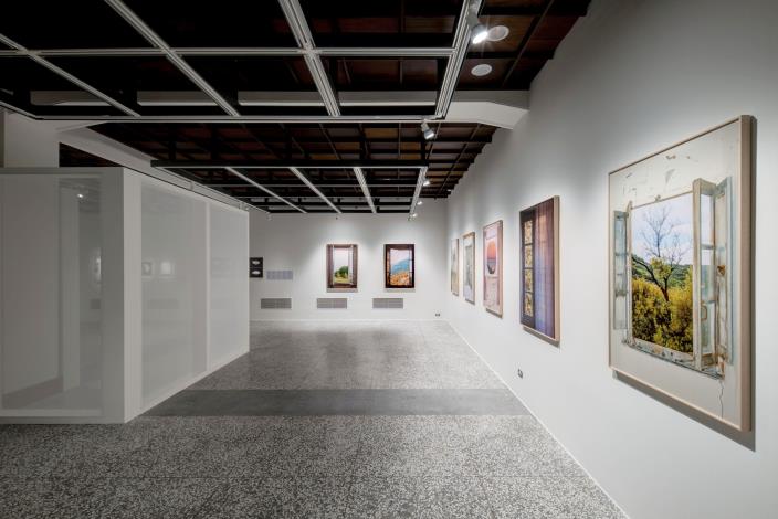 305展間「人造自然」展出彭一航、列蒂齊亞・勒福爾（Letizia_Le_Fur）與塞琳・克拉內（Céline_Clanet）的作品，他們審視西方現代思想中自然與文化對立的核心觀點，引導觀者反思現代觀