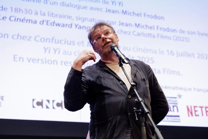 法國國家電影資料館館長Frédéric_Bonnaud於放映《麻將》開場致詞。（法國電影資料館提供、©Thierry_Stefanopoulos）