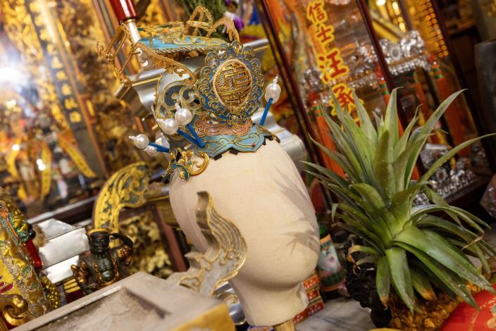 「蓬萊寶冠」在媽祖萬年香火薰陶賜福加持後，將隨著團隊前往大阪。