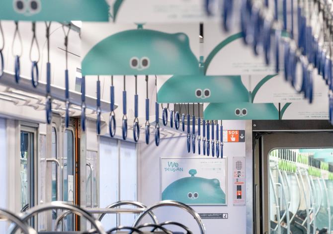 京阪電車上的拉環吊牌、實體及數位的廣告板上，佈滿一隻隻超Q彈的a-We。