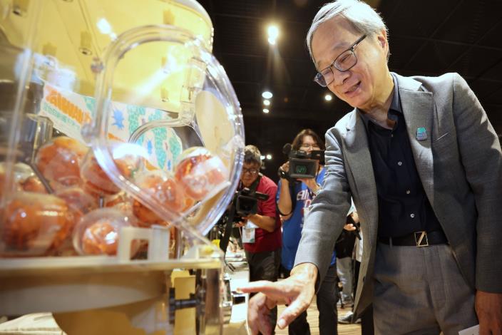 文化部長李遠先前在記者會上轉動玻璃紙鎮a-We扭蛋機，近日又看到a-We登上京阪電車的影像，彷彿自己已置身於臺灣在大阪文化世博的展演現場。