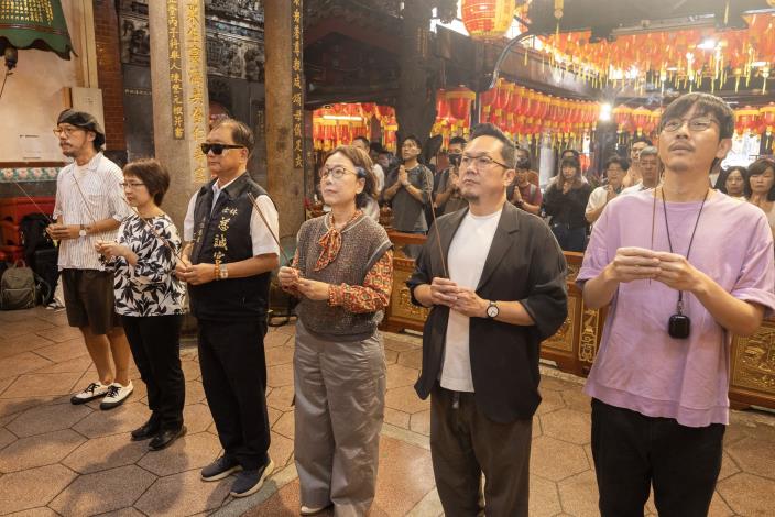 文化部政務次長王時思（右3）、文化總會秘書長李厚慶（右2）、國立臺灣文學館長陳瑩芳（左2），以及「We TAIWAN」主創團隊方序中（左1）、林昆穎（右1）、游智維、吳季娟、各展演團隊代表，在士林慈諴宮主任委員江運永（左3）帶領下參拜祈福。