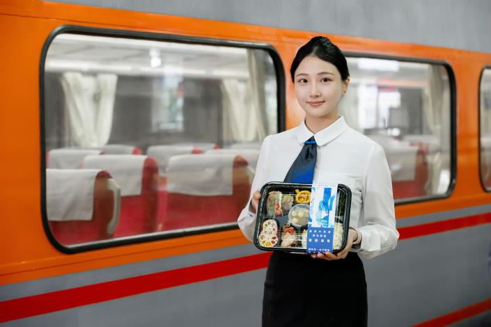 「2025臺灣文博會」與臺鐵便當推出限定「蓮語潮香」便當，自8月2日起至8月11日，分別於臺鐵臺北站、松山站、南港站夢工場，以及臺鐵便當基隆店、七堵店、汐止店、樹林店、羅東店，每日午餐時段限量販售。