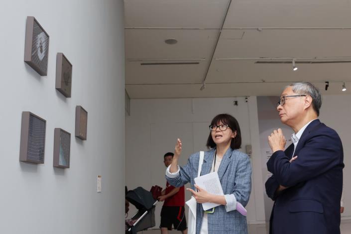 綜合媒材類作品取材多元，綜合媒材類入選—湛文甫〈太陽嶼〉使用回收太陽能板進行創作。