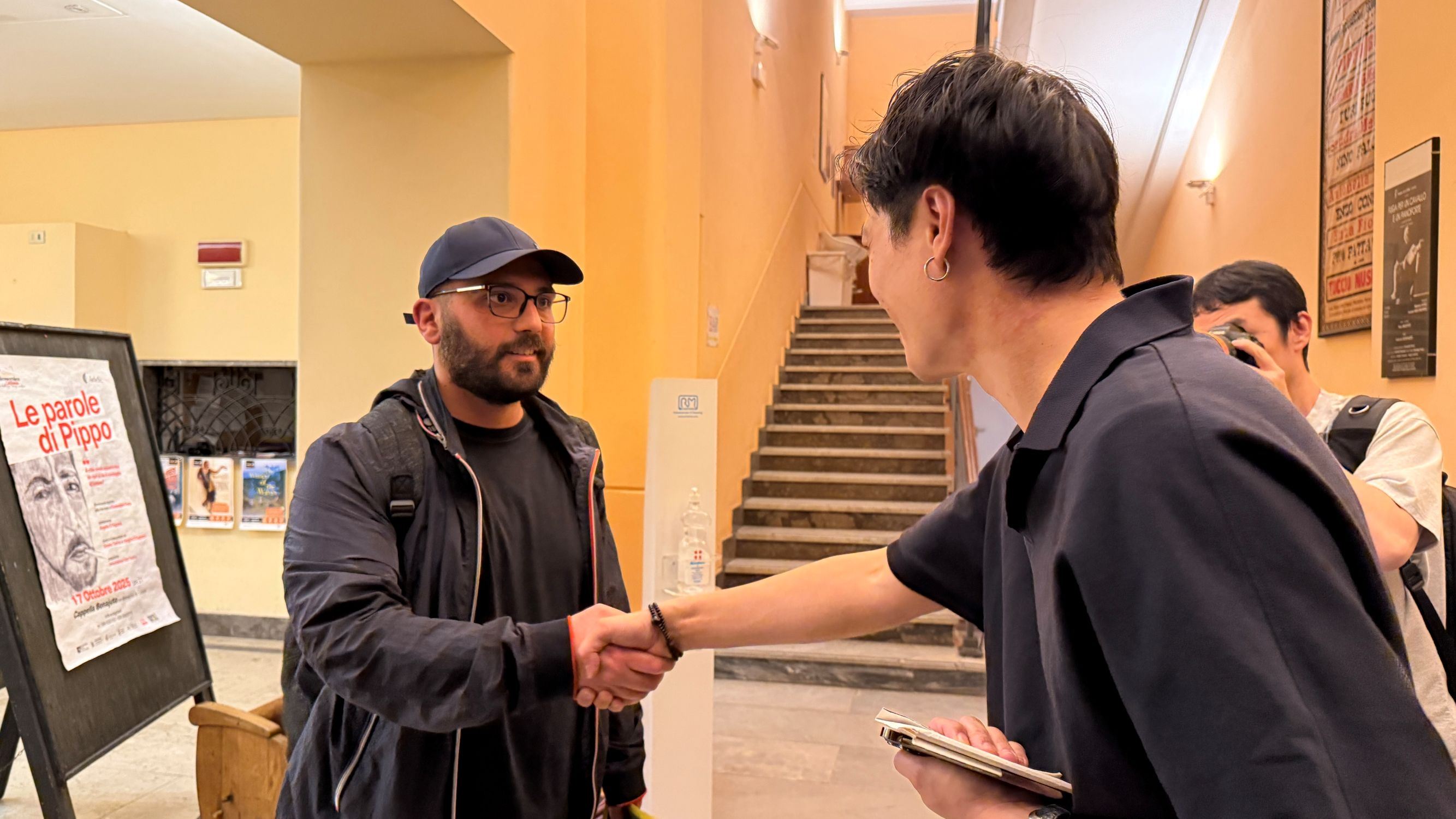 曉劇場卡塔尼亞藝穗節首演後義大利觀眾特地等候向導演鍾伯淵（右）致意（曉劇場提供）