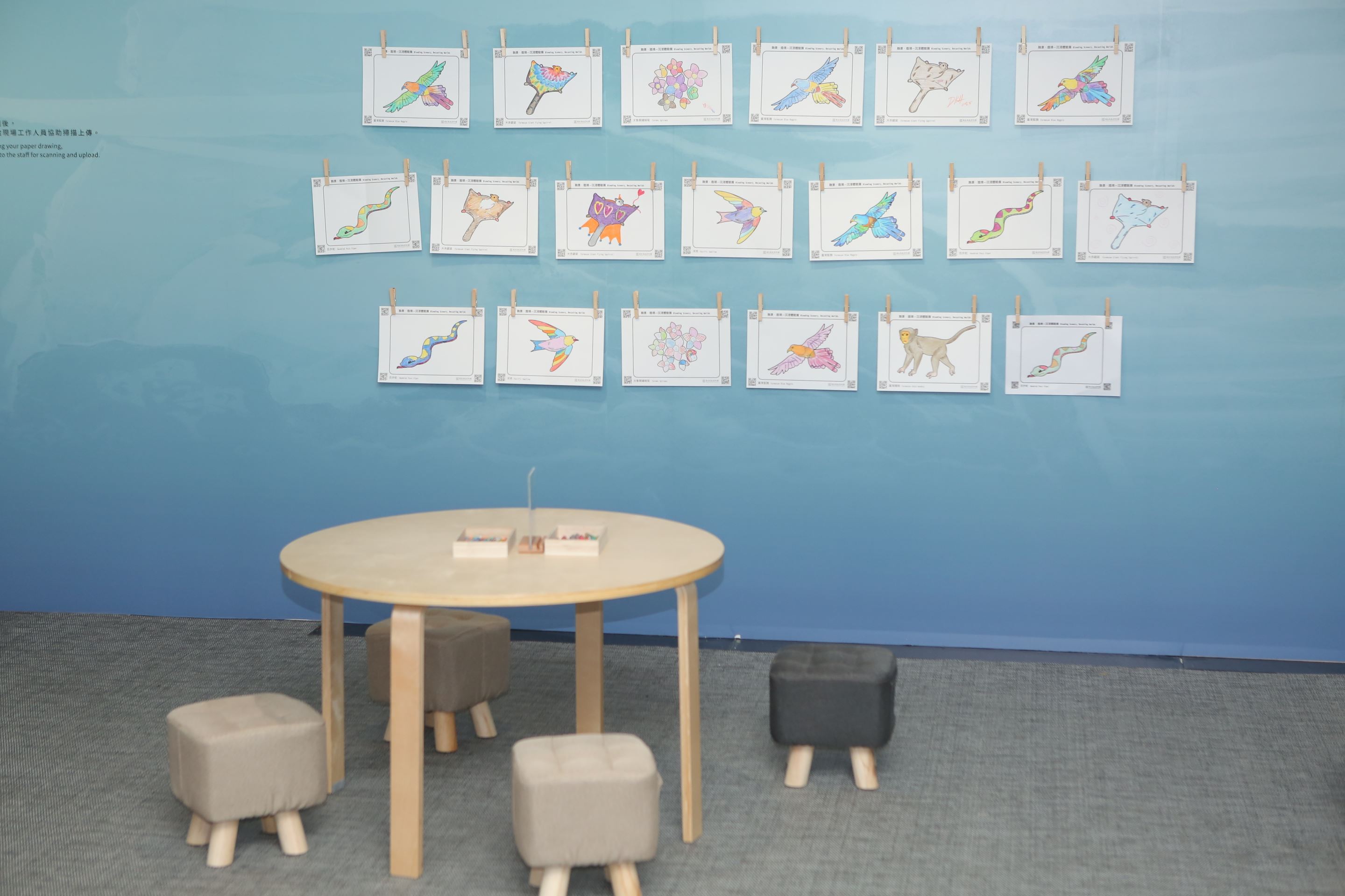 史博館「融景．造境—沉浸體驗展」引導觀眾透過「畫畫上傳」的互動體驗，觀眾可親手為太魯閣的動植物著色，完成後的創作即化為展場光影的一部分。