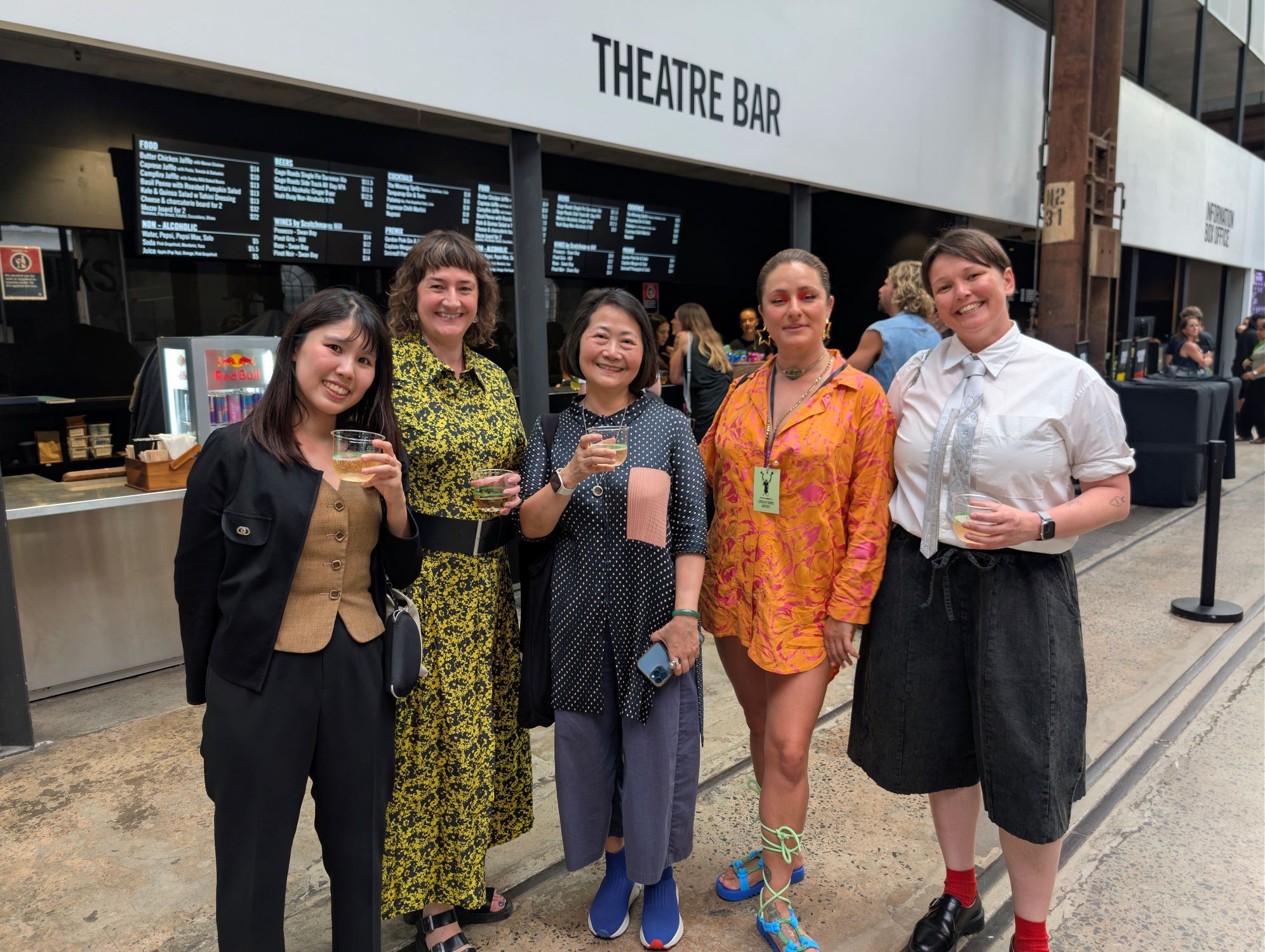 藝術節主辦單位「表演空間」執行長Vanessa_Lloyd_(左2)、藝術總監Kate_Britton（右1）、駐雪梨辦事處文化組長陳芝儀（中）等合影。（駐雪梨辦事處文化組提供）