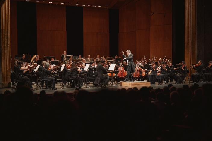 國家交響樂團（NSO）昨（14）晚在巴黎香榭麗舍劇院演出，演奏曲目包含臺灣作曲家李元貞《美濃之道》，讓歐洲觀眾乘著樂音認識臺灣這塊土地。（NSO提供）