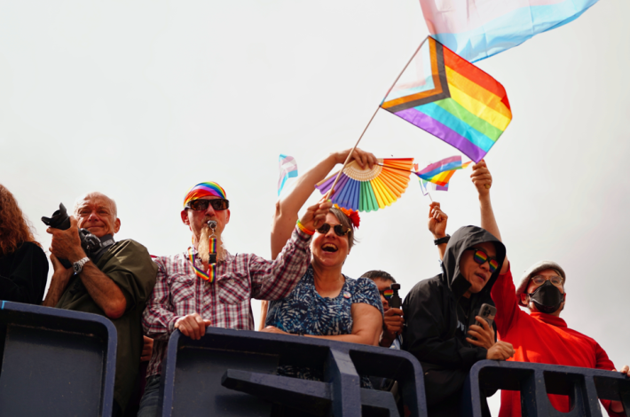 河道兩側熱情的民眾(@PeiiLu)