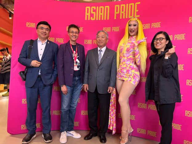 駐荷處田大使及巴文中心胡主任及亞洲驕傲協會與妮妃雅合影