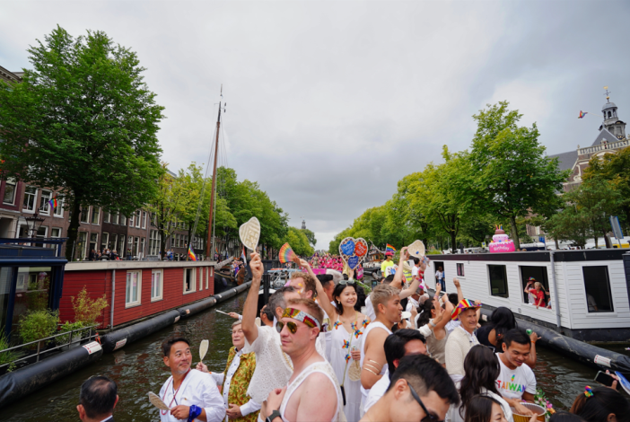 亞州驕傲船眾人身著白色及金色裝飾(@PeiiLu)