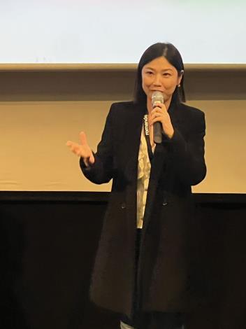 臺劇「死了一個娛樂女記者後」製片陳昱俐於映後與觀眾分享改編小說的製作過程與從電影編劇成為製作人的心路歷程