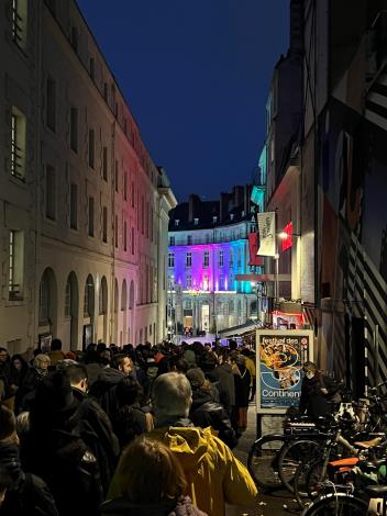 觀眾等候進場觀看「臥虎藏龍」在卡多薩戲院(Cinéma Katorza)前排成一條人龍