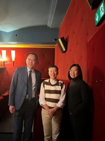 駐日內瓦辦事處處長李冠德、王小棣導演與巴文中心胡晴舫主任在瑞士電影資料館Capitole放映廳內合影