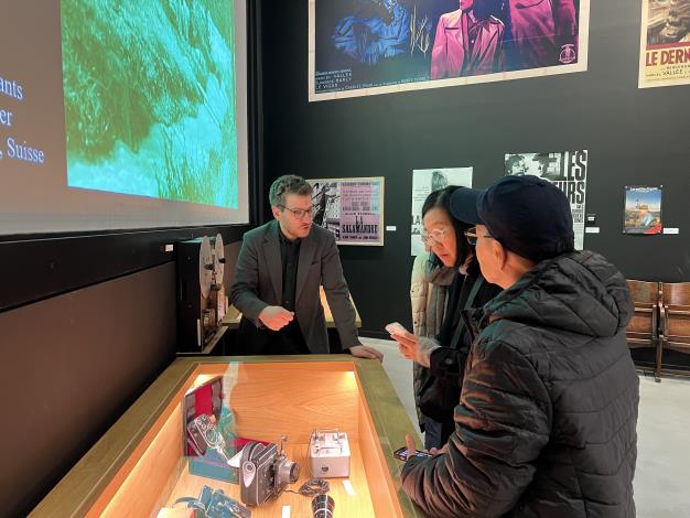 瑞士電影資料館研究與檔案文獻中心主任Achilleas Papakonstantis導覽介紹該中心館藏 
