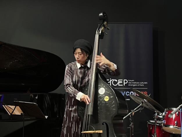 低音提琴家王群婷