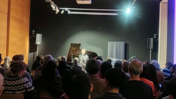 巴文中心胡晴舫主任於演出前致詞