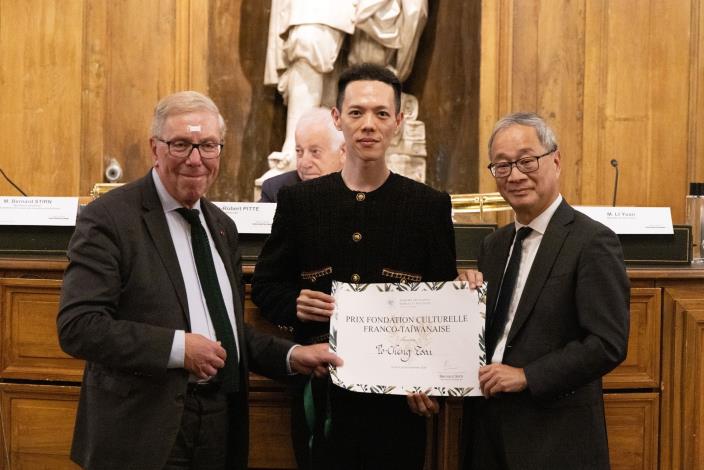 第28屆「臺法文化獎」得主蔡博丞，法蘭西學院人文政治科學院終身秘書史蒂恩（Bernard Stirn，左）及文化部長李遠（右）。