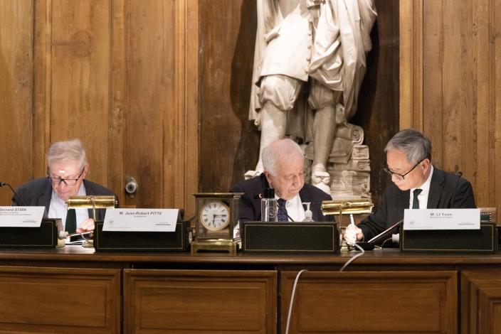 文化部長李遠在法蘭西學院人文政治科學院年度主席皮特見證下，與法蘭西學院人文政治科學院終身秘書史蒂恩共同簽署未來5年續約協議。