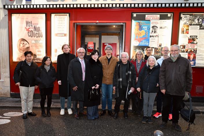 駐法郝培芝大使、巴文陳宏星主任、曹仕翰導演、Filmo電影院François Causse及影評傅東等在戲院外合影