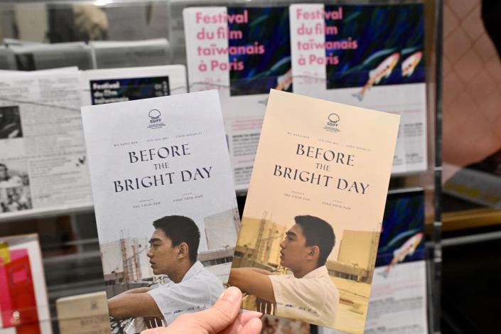 導演曹仕翰從台灣帶來《南方時光》文宣品