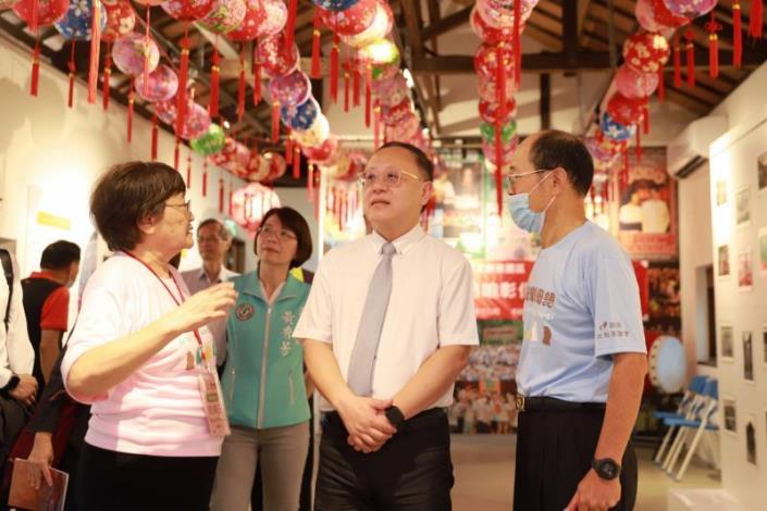 Care Culture and Education Foundation chairman Chou Ching-yu (left) introducing the park to Minister Shih (middle)