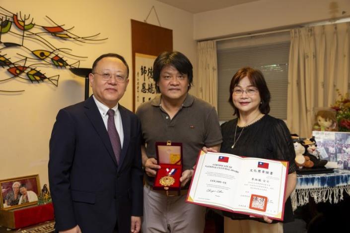 Representatives of Li Shu-de received the award from Minister Shih (left)