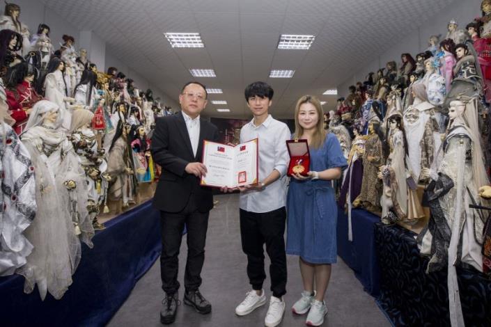 Toshio Huang's children received the award on his behalf from Minister Shih (left)