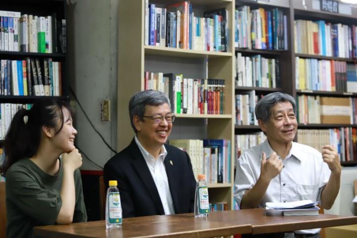 Premier Chen and Lee spoke with the owner of Tonsan Bookstore, Chen Lung-hao
