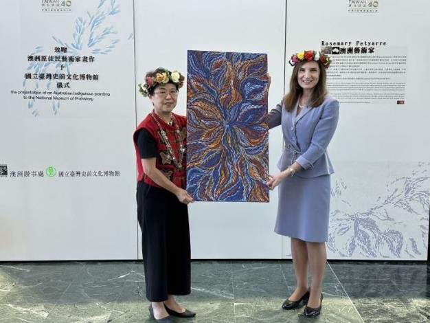 Australian Indigenous artwork presented to Taiwan's prehistory museum