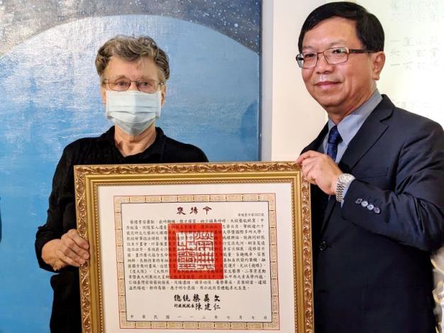 Presidential citation awarded to late artist Hsiao Chin