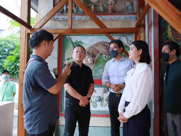 Minister Shih (left 2) inspected the restoration work.